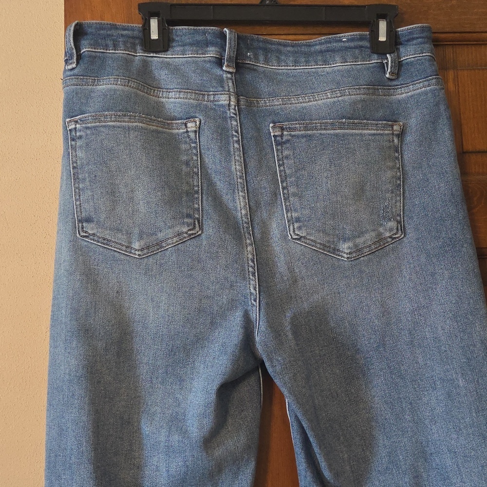 Avara High-Rise Wide Leg Jeans in Light Blue - Picture 5 of 6